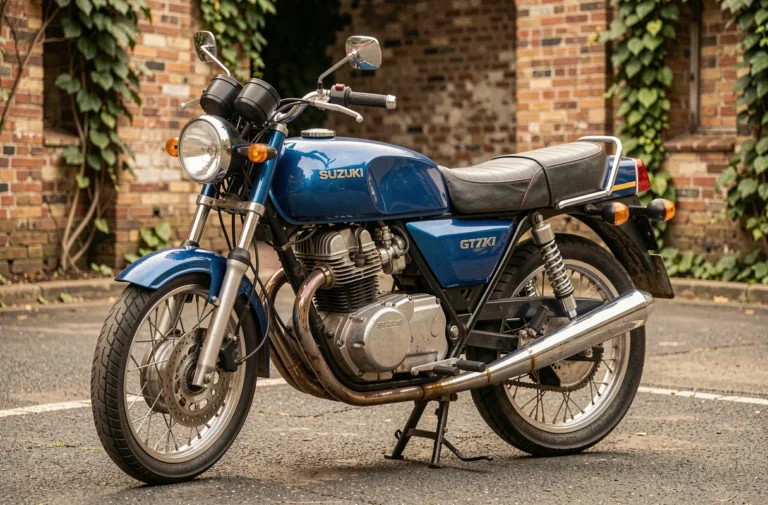 Suzuki GT750 1972 en couleur bleu Candy métallisé d'origine exposée dans une cour de musée de motos classiques